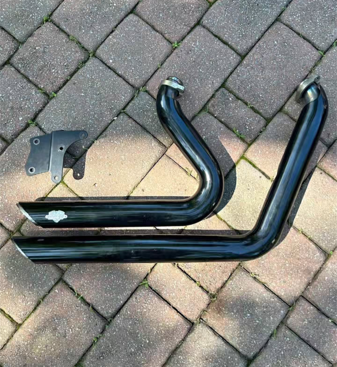 Vance & Hines Short Shots Staggered Exhaust – Gloss Black for Dyna 2012–2017