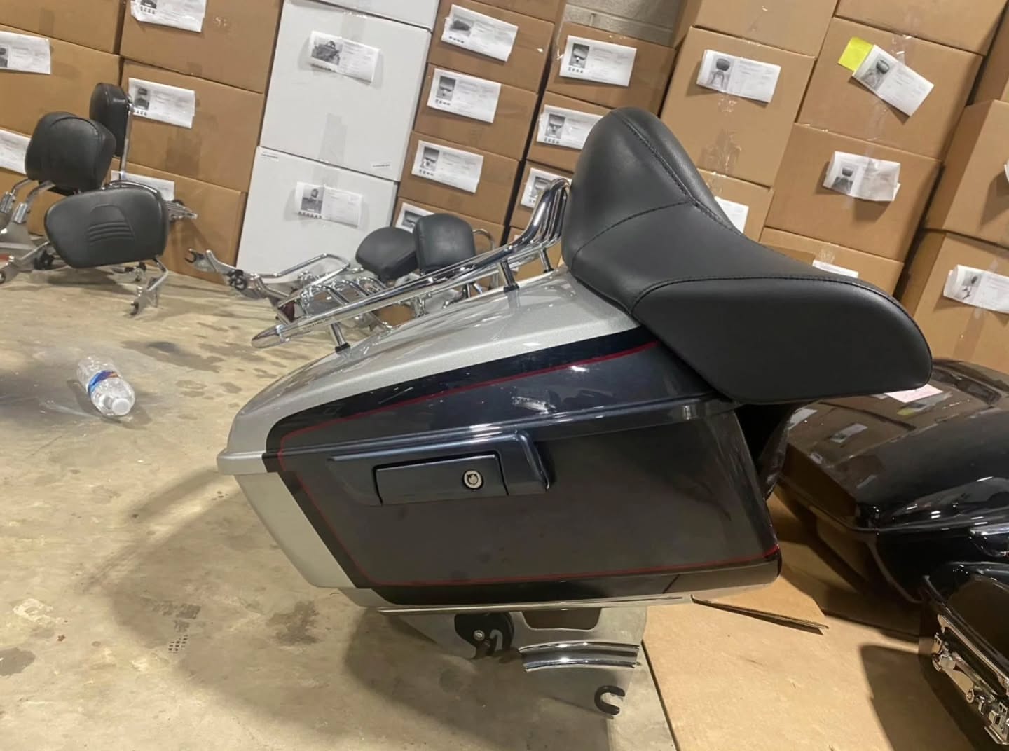 Harley-Davidson FLHXSE CVO King Tour-Pak – Charred Steel & Lightning Silver - Image 5