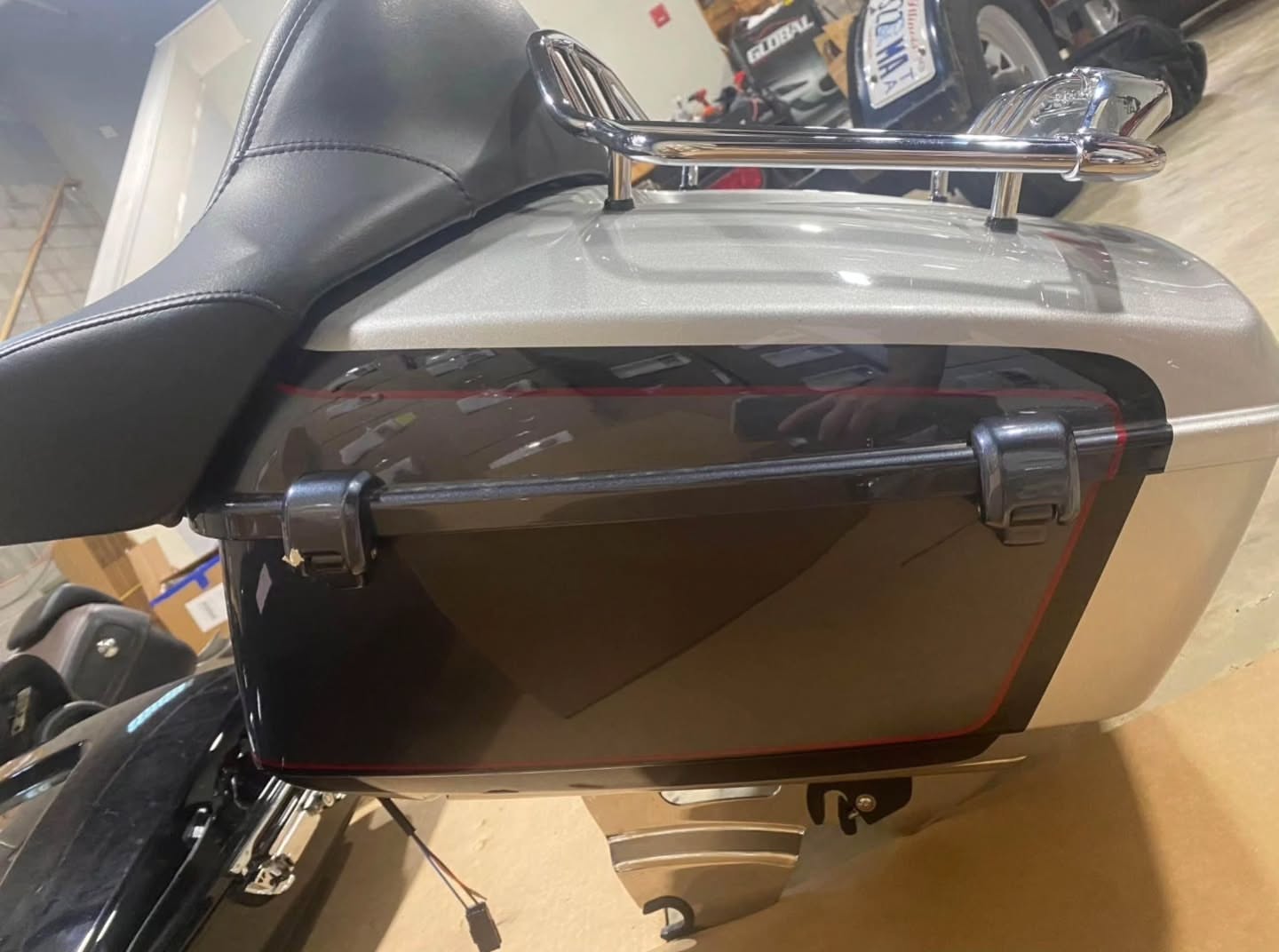 Harley-Davidson FLHXSE CVO King Tour-Pak – Charred Steel & Lightning Silver - Image 2