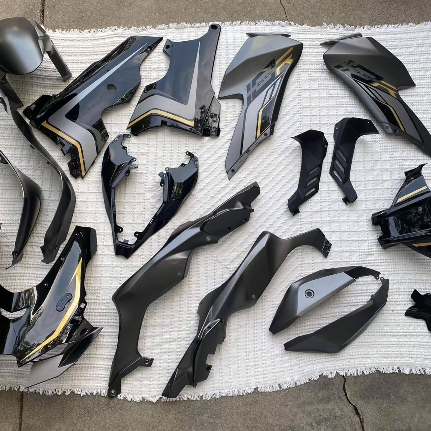 OEM 17-Piece Fairing Set for 2023 Kawasaki ZX-10R – Black & Gold - Image 10